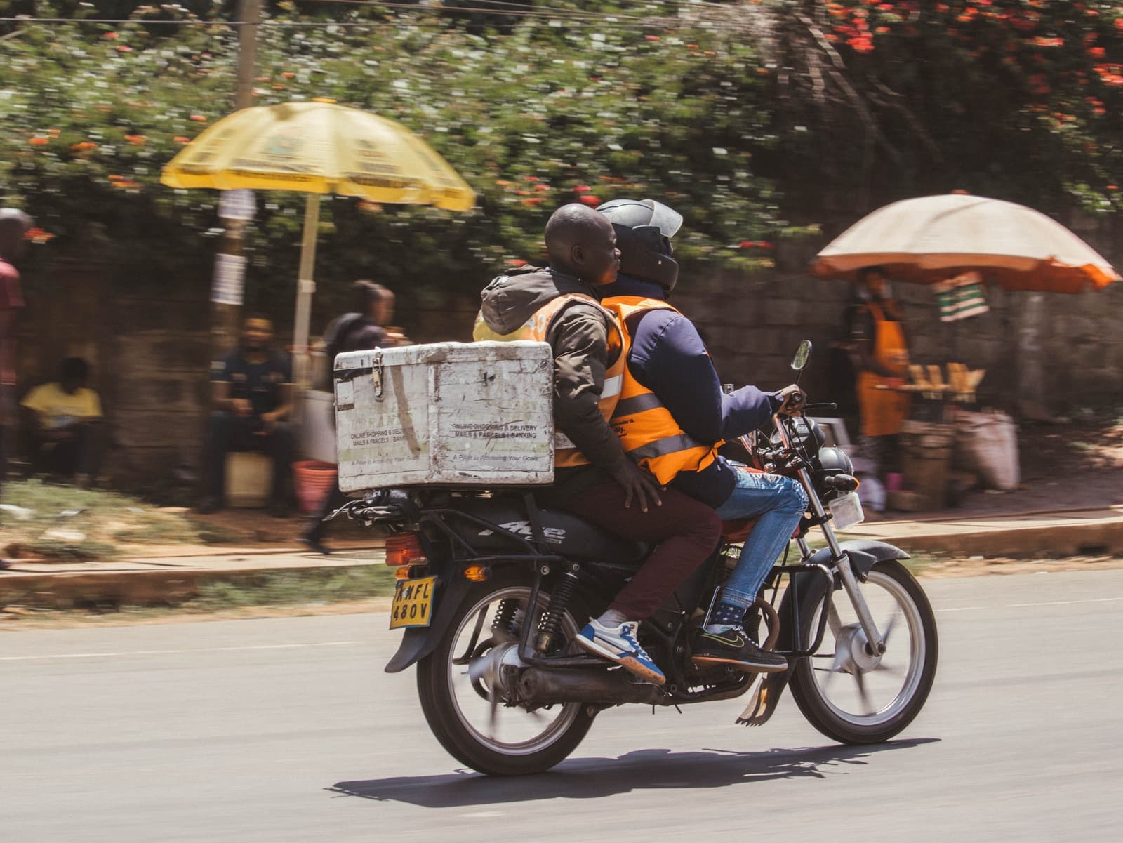 Coursier en pleine livraison à moto