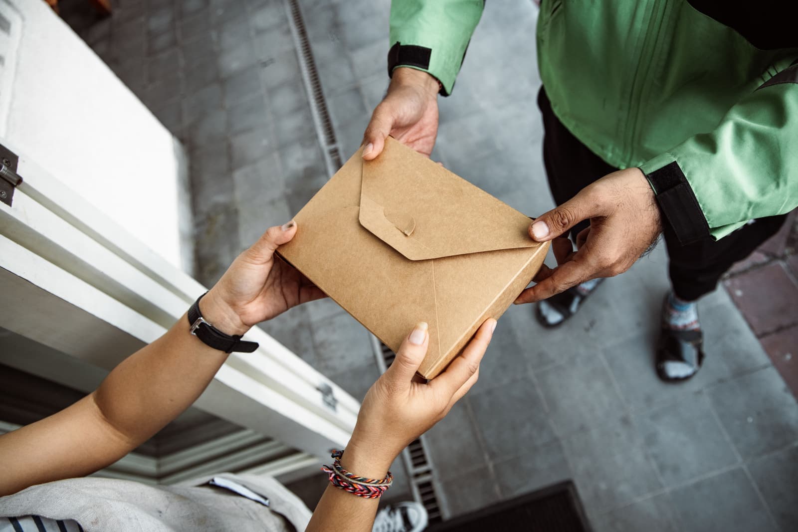 Remise en main propre d'un colis à un client